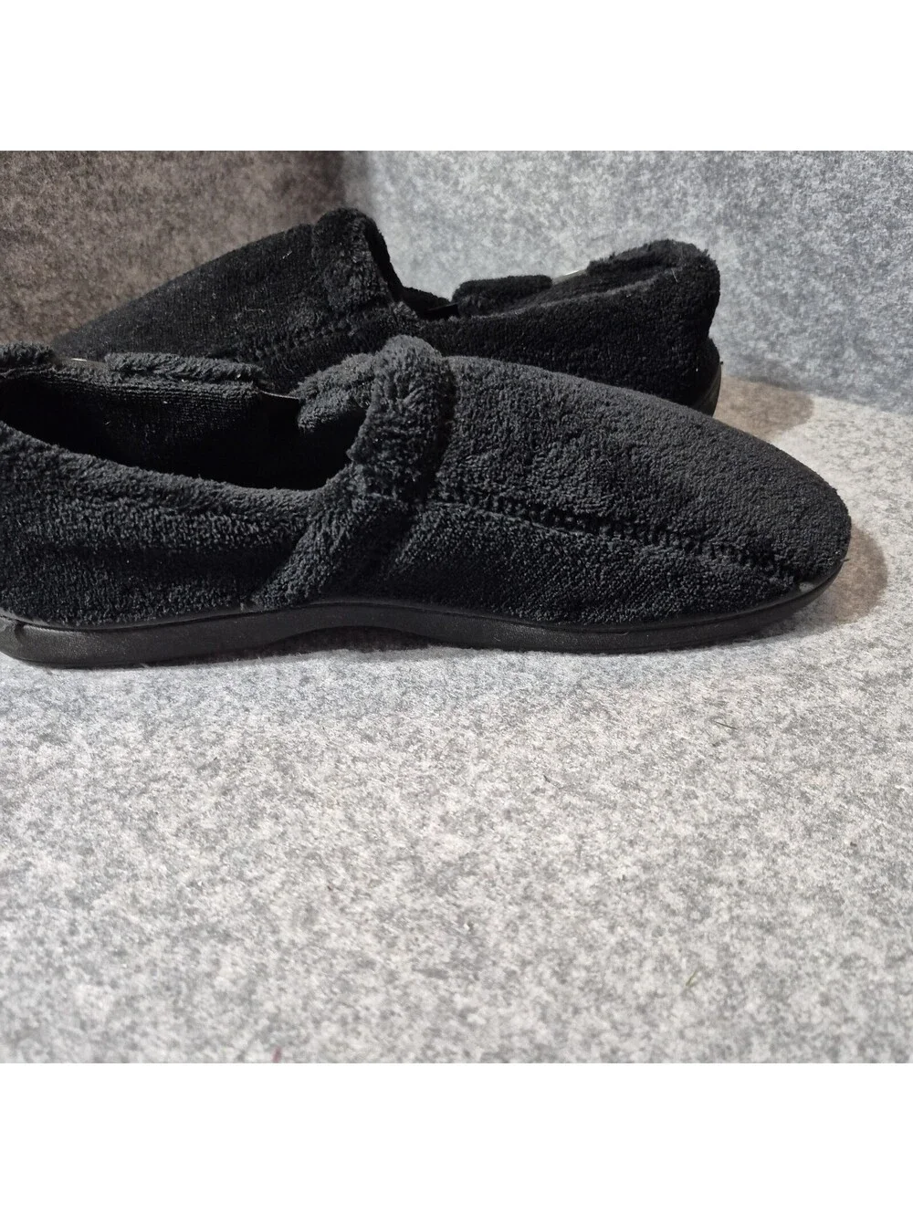 Isotoner Mens Slippers Size 9.5-10.5 Machine Washable